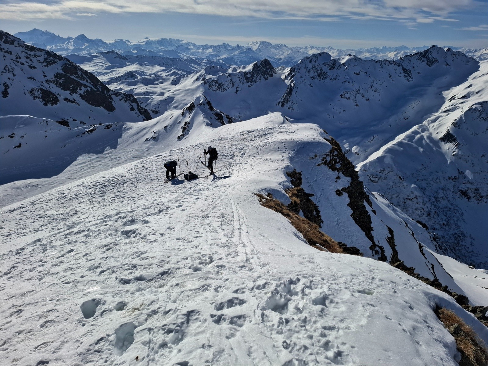 Pointe du dard, mes compagnons&nbsp; qqs mètres en&nbsp; dessous pour s'abriter du vent&nbsp;