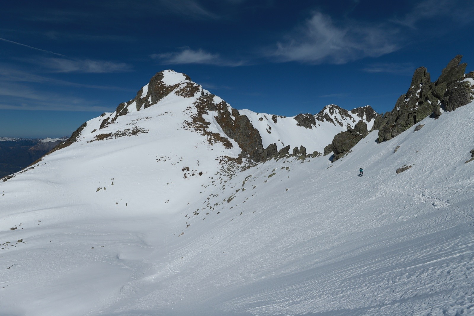  Traversée en direction de la NW du Rognolet, sur fond de Pointe St-Jacques que j'irai explorer le lendemain