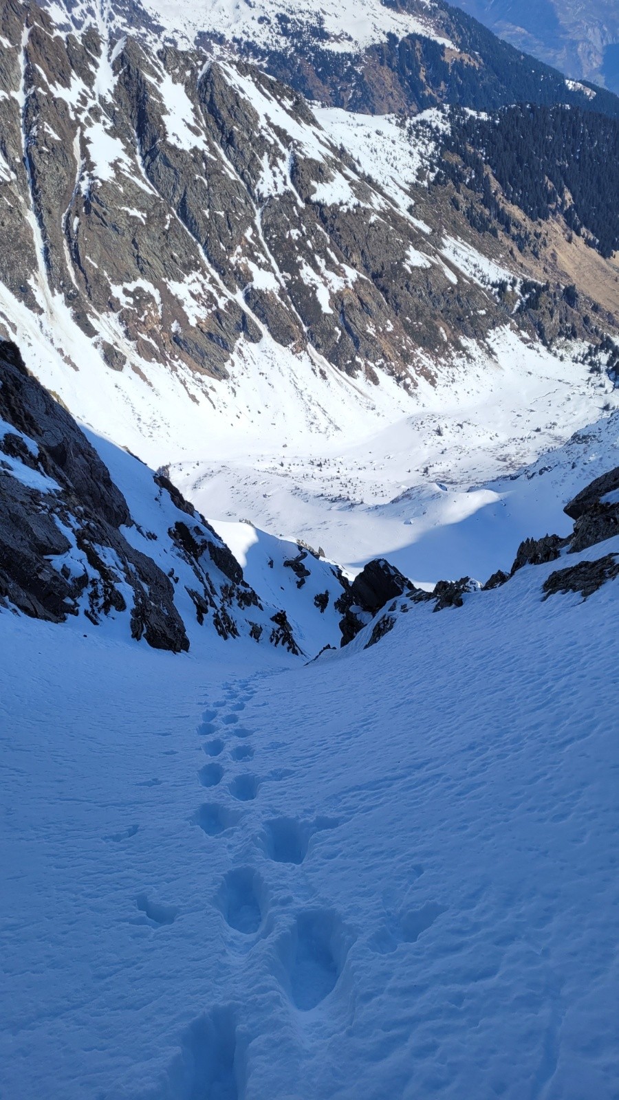  Monté dans le large couloir suspendu