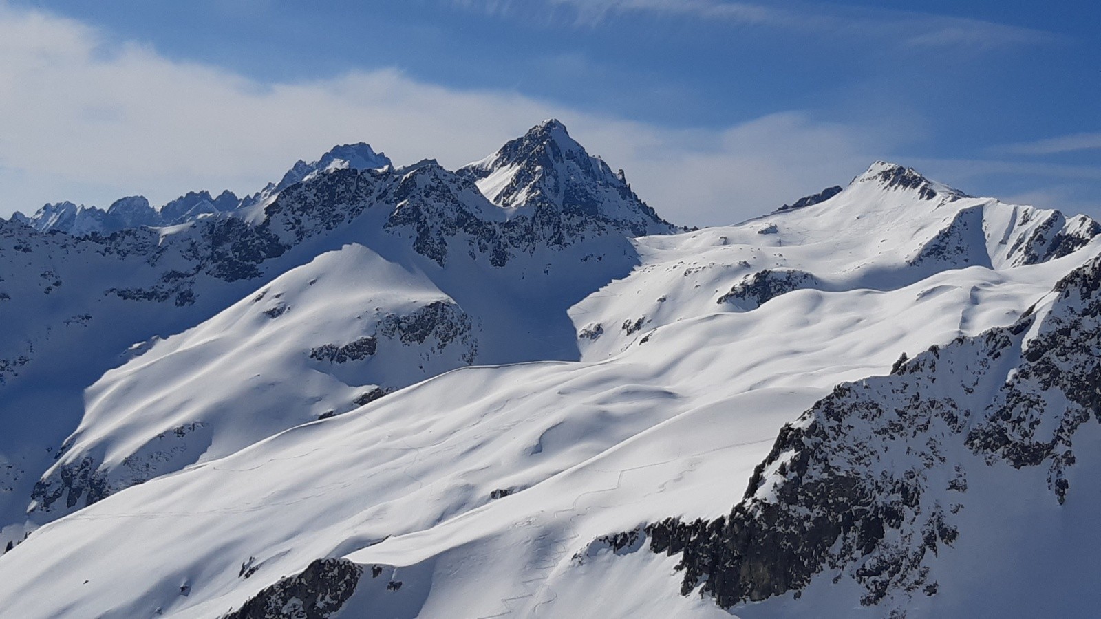 Vers le sud: Grand Pic de la Lauzière au centre