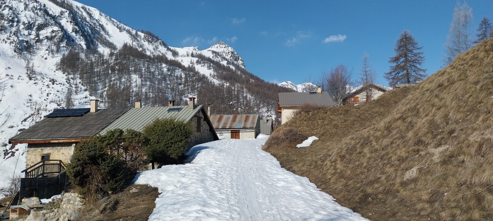 &nbsp;joli village après Puy Chalvin