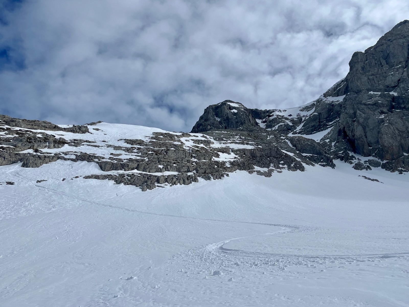  accès du bas à la face NW, je suis passé sur la banquette de neige à gauche