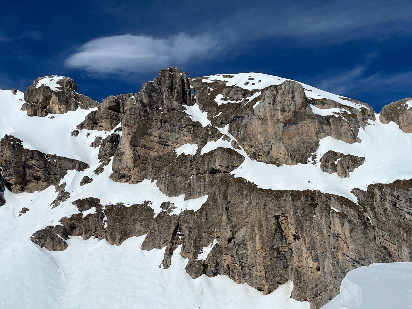 Regardez bien, il y a 2 personnes en face... (l'une est dans les rochers sous la grotte)