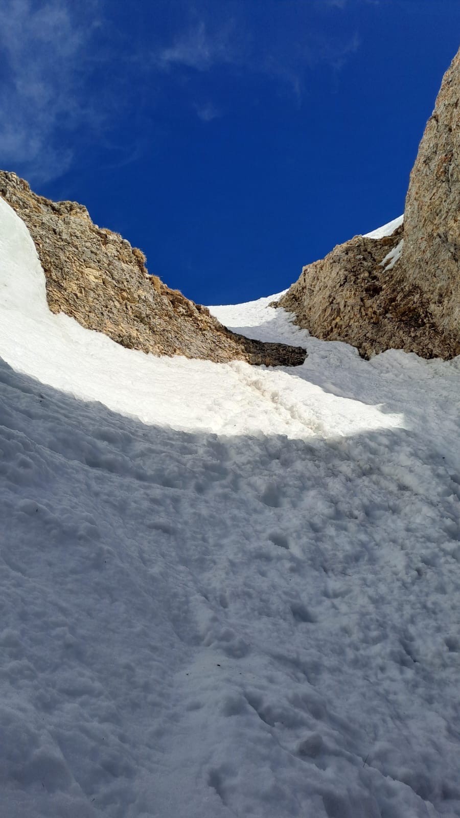 La-haut la sortie: passage en glace (entre les rochers) 