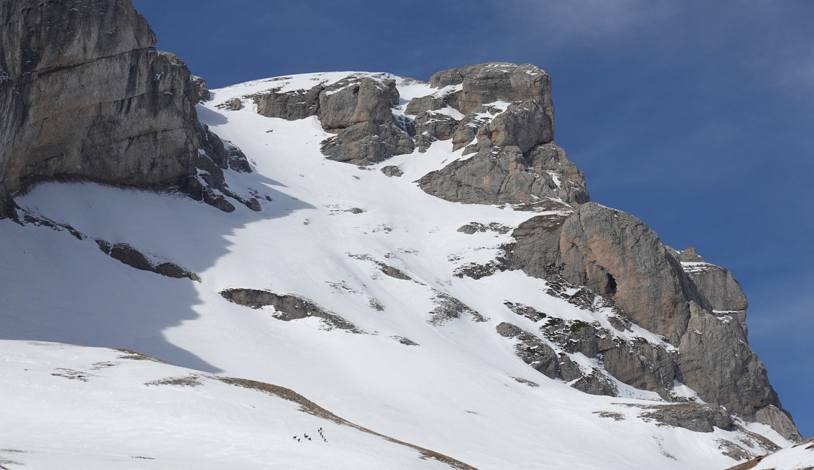 Déjà du monde au pied de la pente NE de Pra Purc...