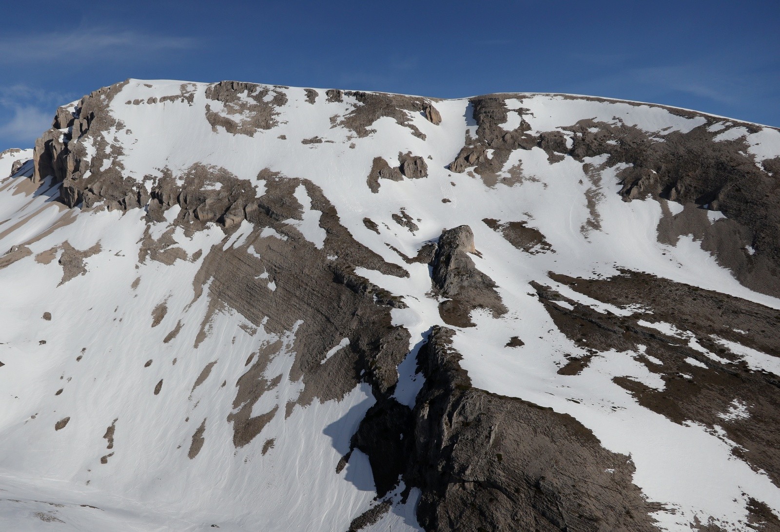 Au centre, la pente Sud de la Crête d'Oriol (photo du 06.03.25)