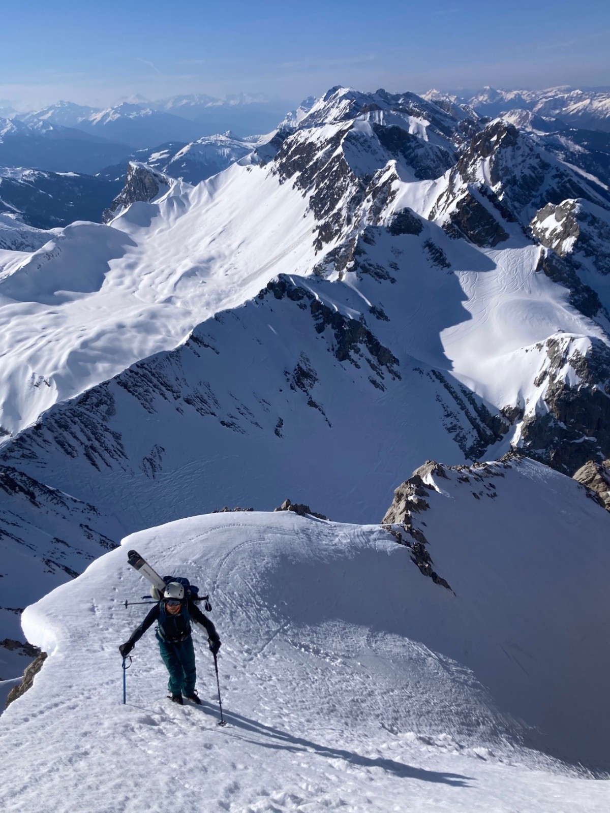 Montée Pointe percée, avec le Charvin tout au fond !