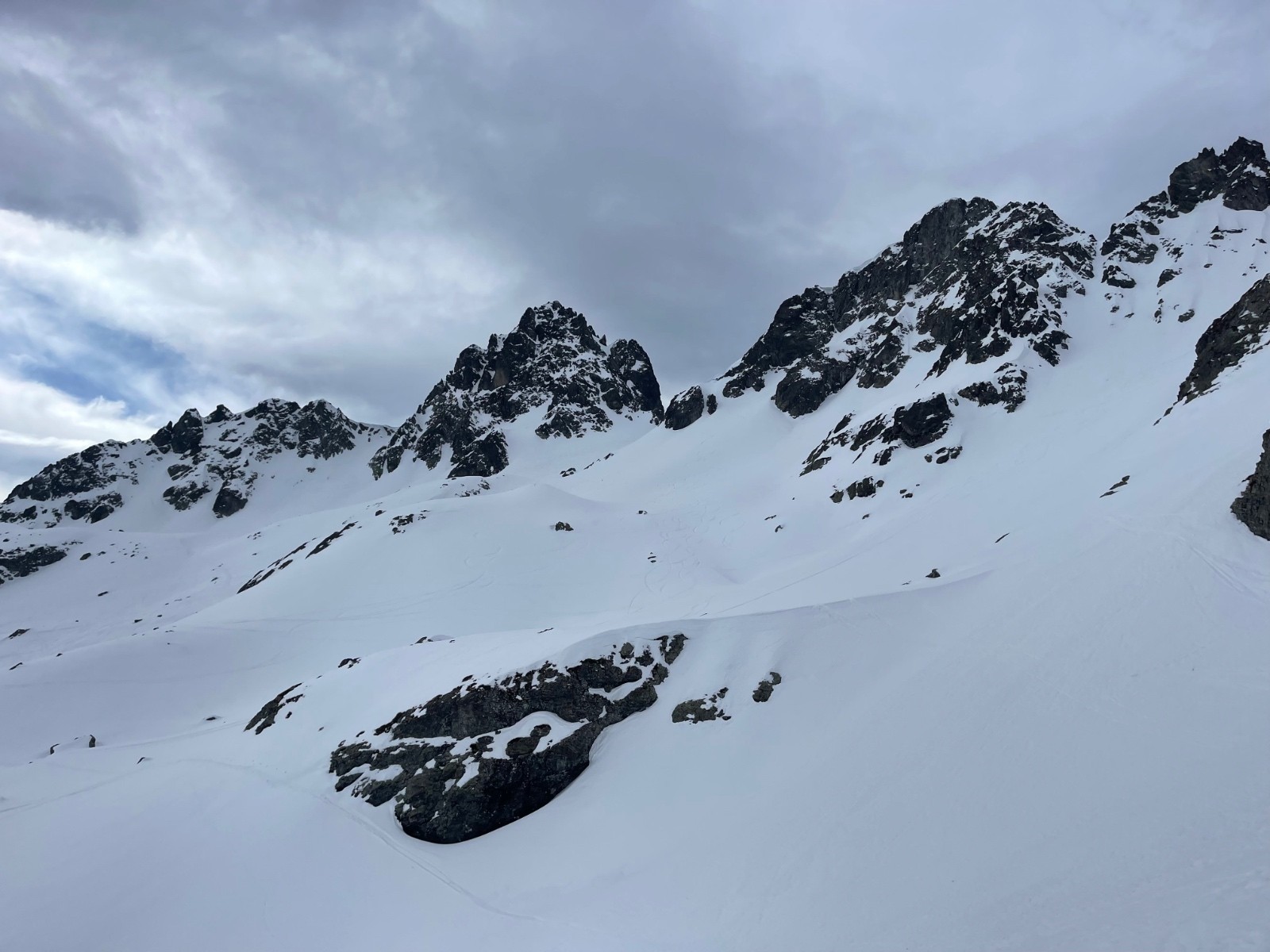 Brèche de roche fendue où je ne m’attendais pas à trouver de la poudreuse 