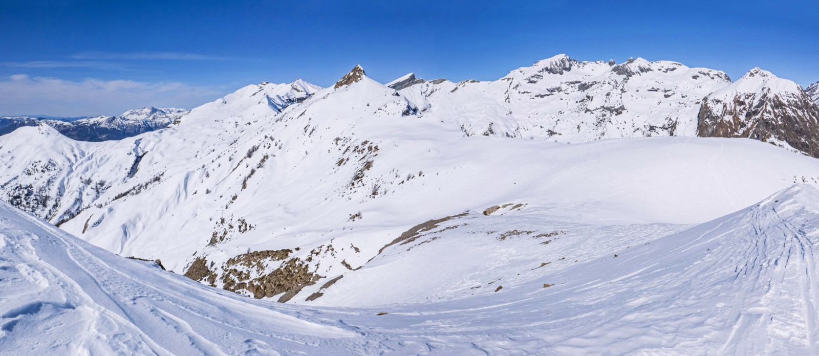 J1 Vue d'ensemble sommets et pseudos sommets des 3 jours depuis l'épaule nord de la Pousterle