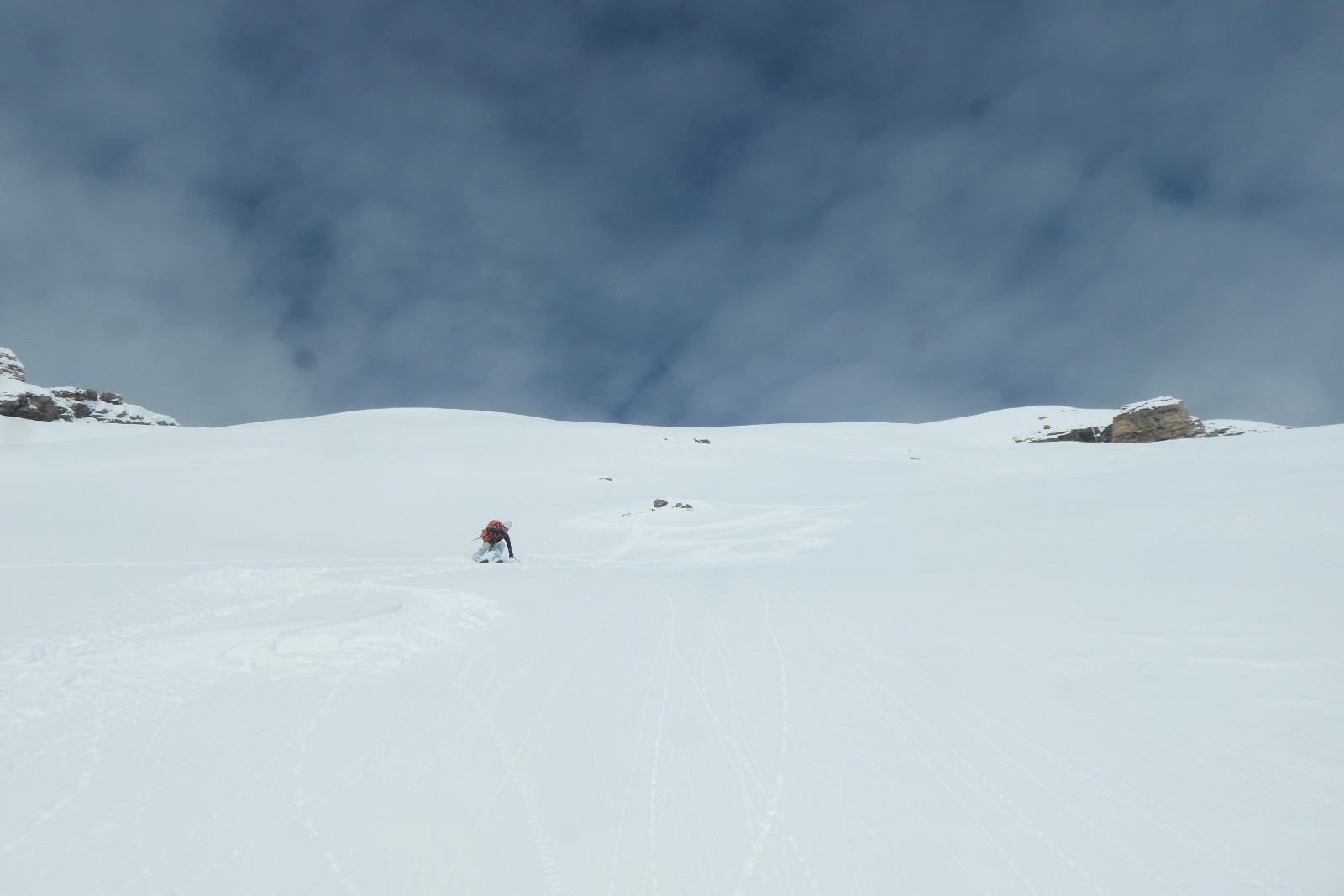 But nivo, encore 200m de pente entre 35 et 40° bien plaquée, on ne tente pas.&nbsp; 