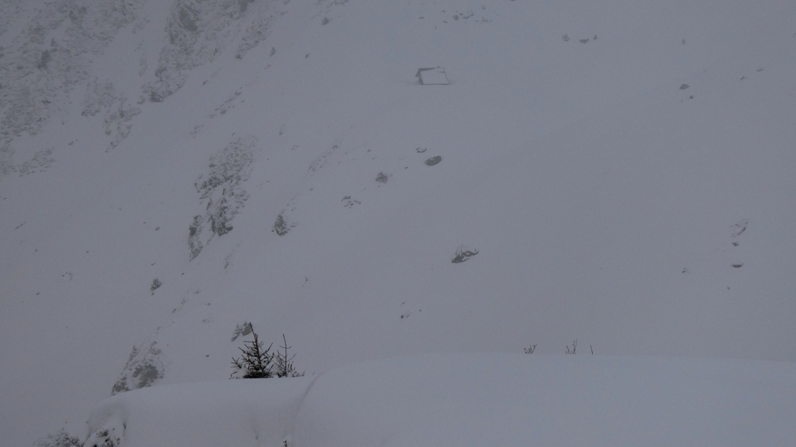 deuxième chalet de Tigneux ou chalet des Mées perdu dans la brume 