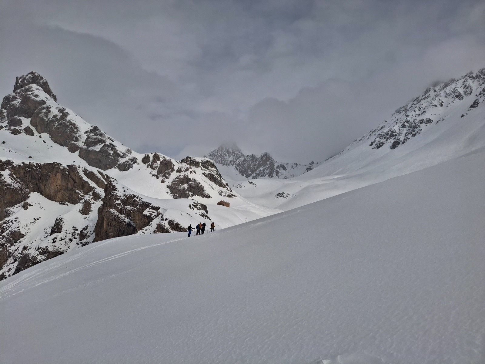 &nbsp;Pic de la moulinière au loin et le refuge du clôt des vaches