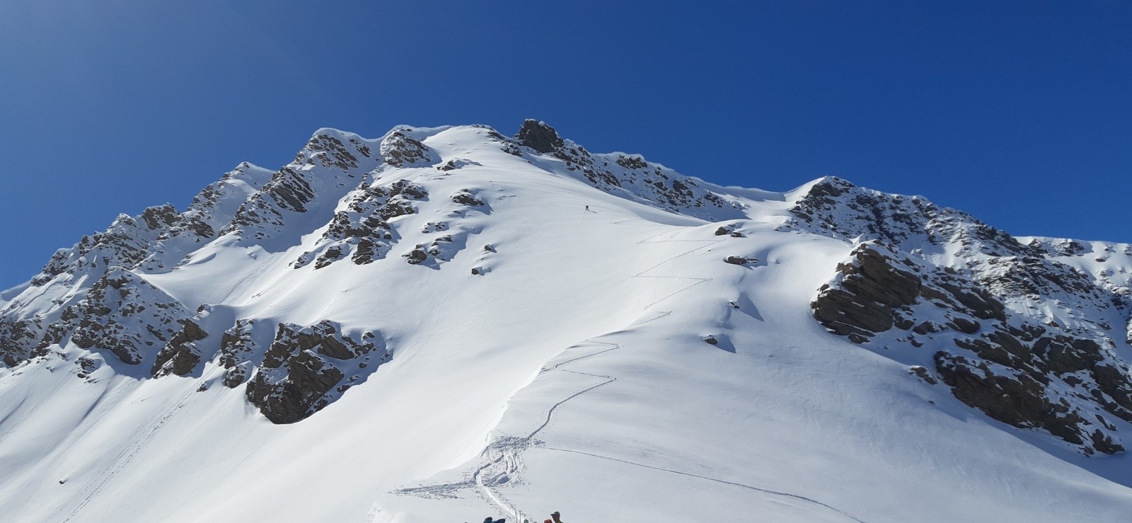 Un skieur fini le travail pour le sommet de la Jacquette.