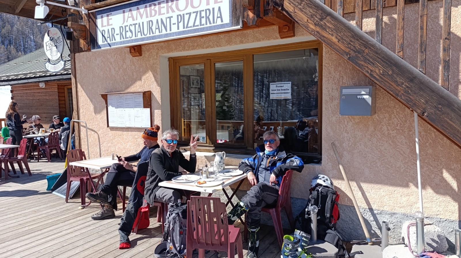 Et..comme d'hab...retour..au bar.&nbsp;