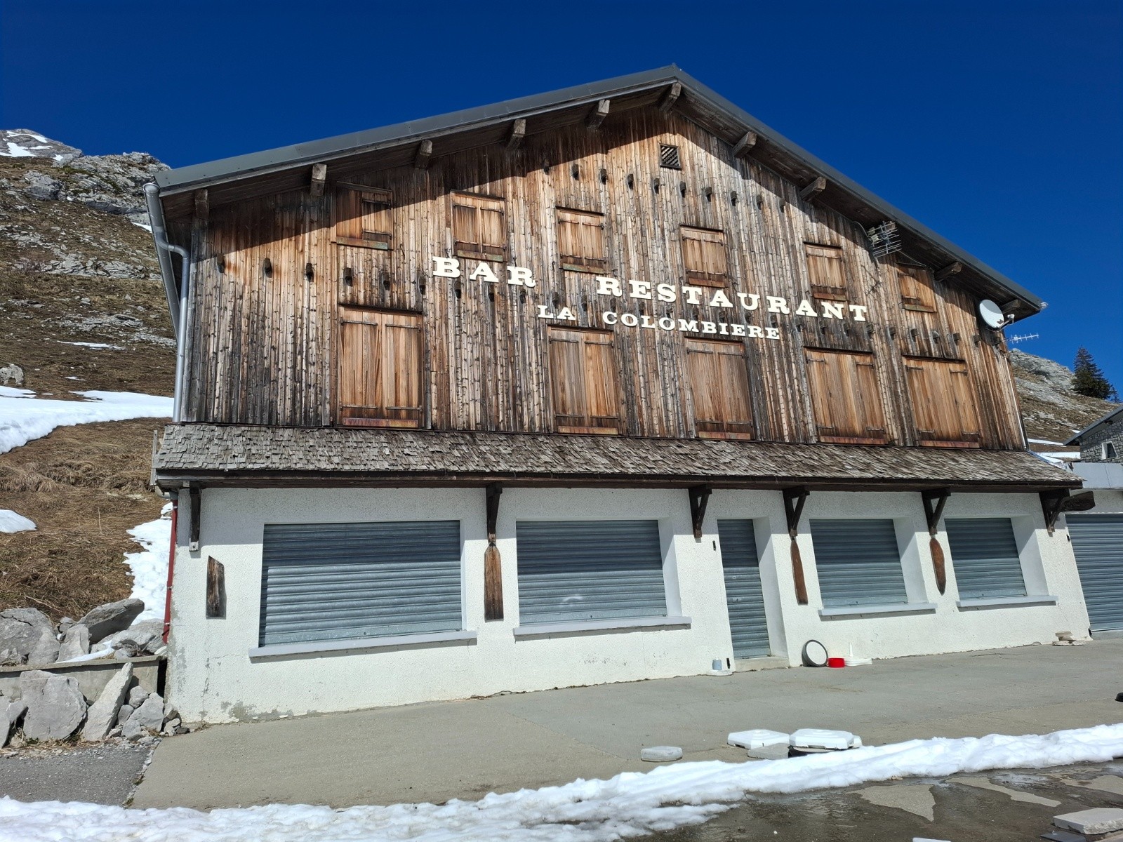 Bar fermé, dommage&nbsp;