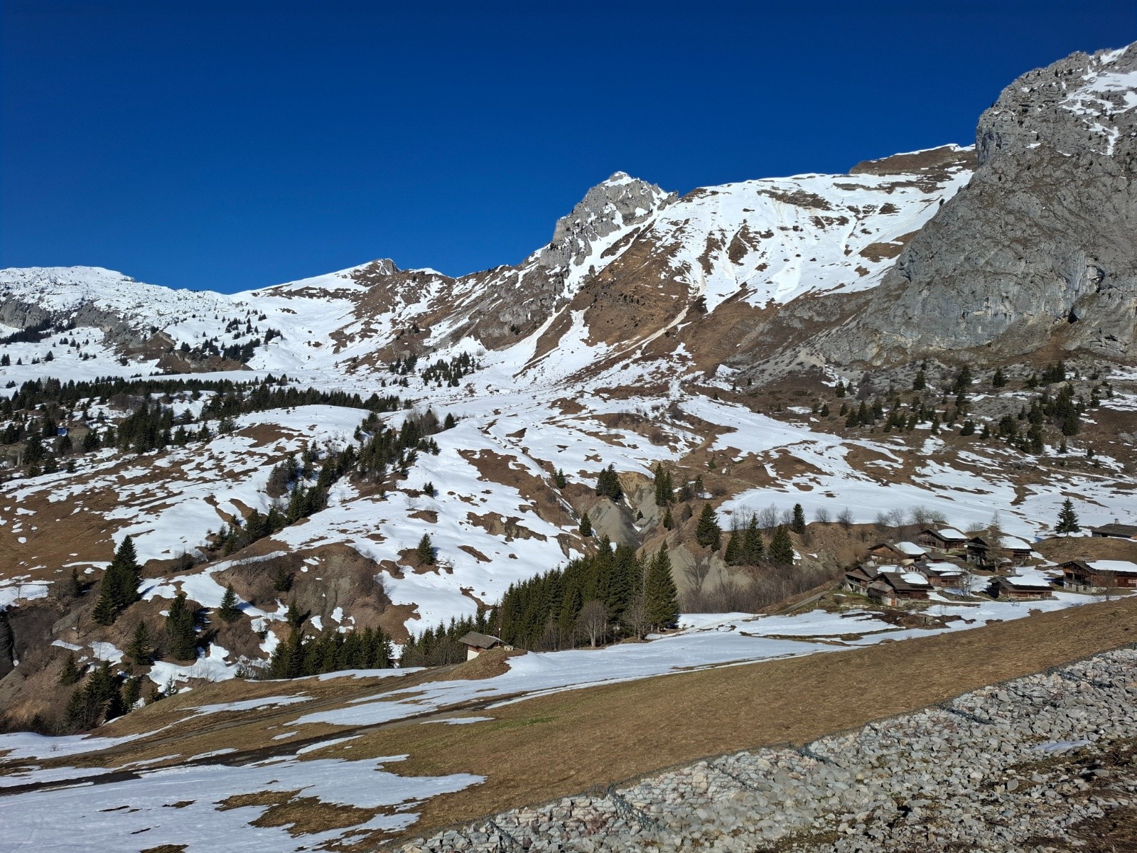 la boucle&nbsp; prévue initialement , tour du jallouvre via Aiguille verte, Lessy, col du Sosay&nbsp; mais c'est la misère niveau neige .