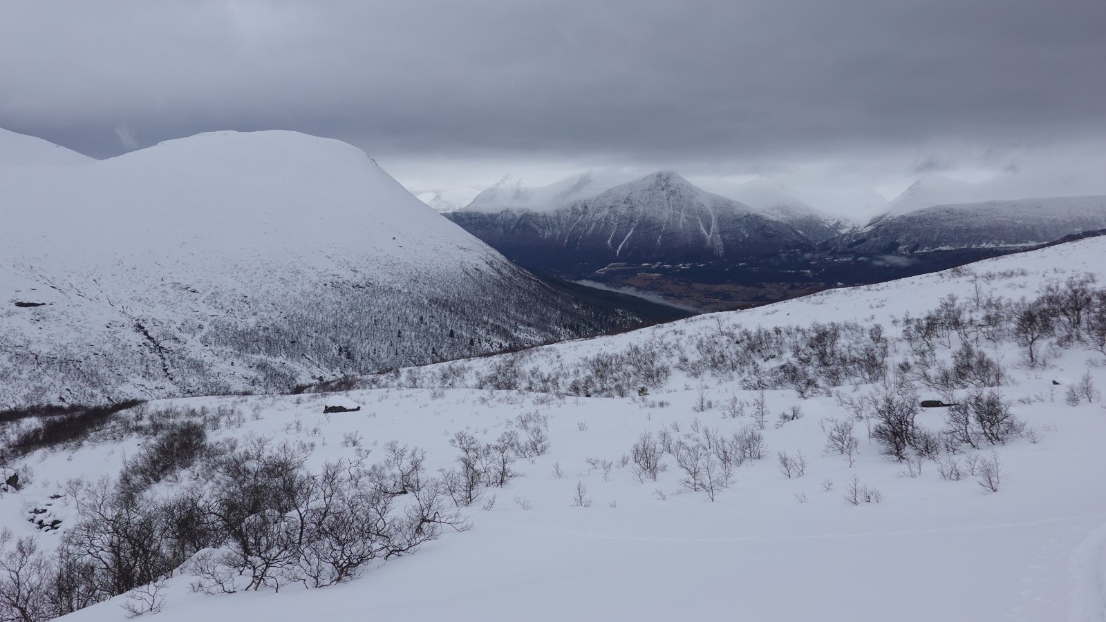 Encore bien couvert sur Isfjorden avec les Storhesten sur la gauche