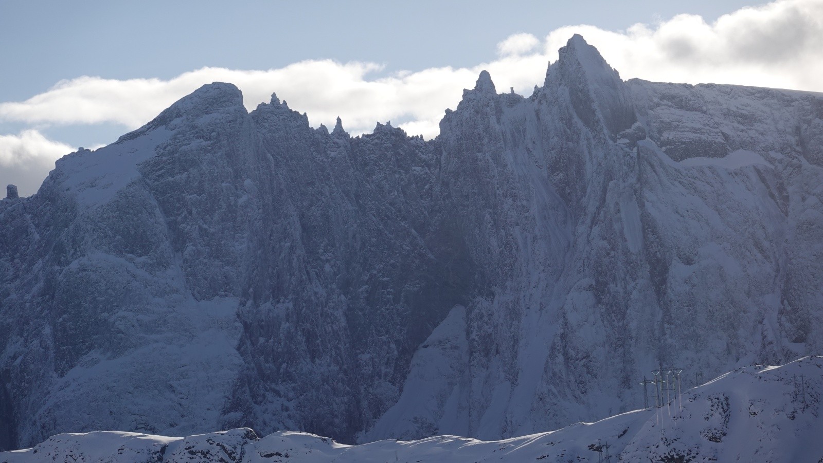 Panorama au téléobjectif sur les Troll Tindan