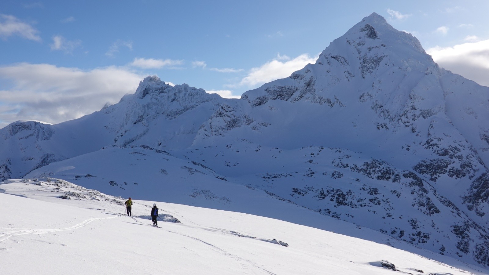 Début de descente sur fond de Store Venjetinden