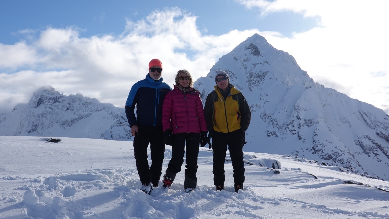 Le trio au sommet sur fond de Store Venjetinden