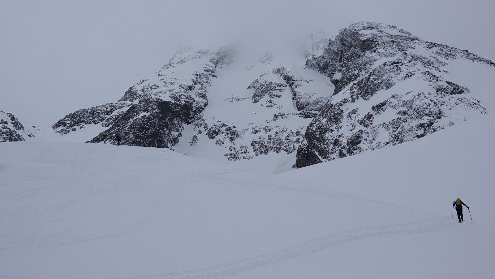 Progression sous le Hurrungsvatnet au pied du Store Venjetinden encore ennuagé