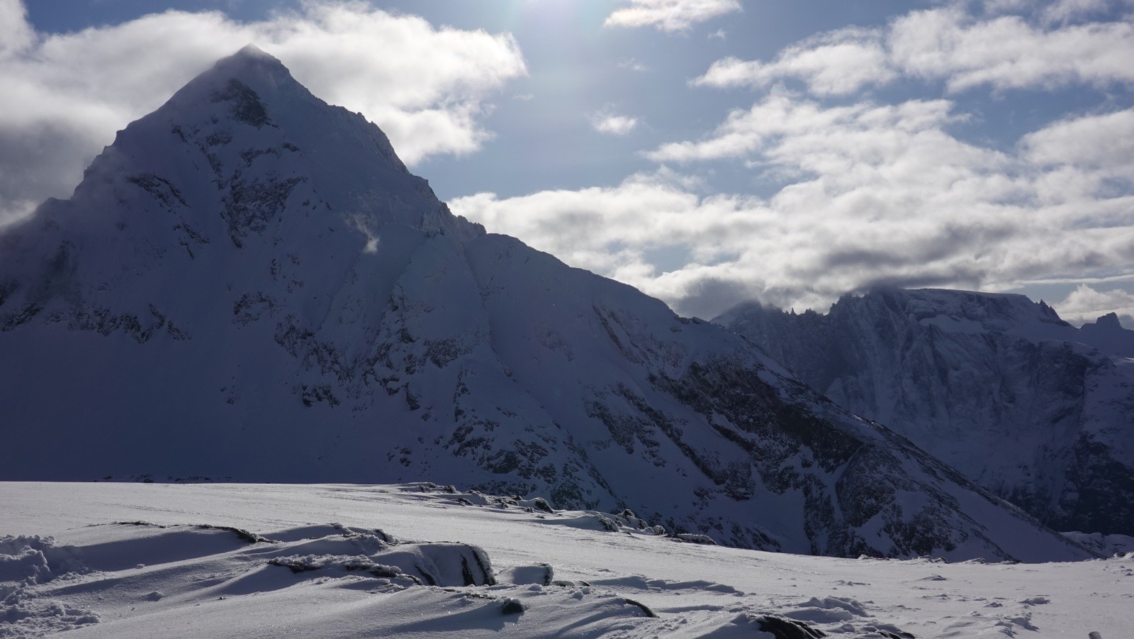 Panorama sur le majestueux Store Venjetinden et les Troll Tindan