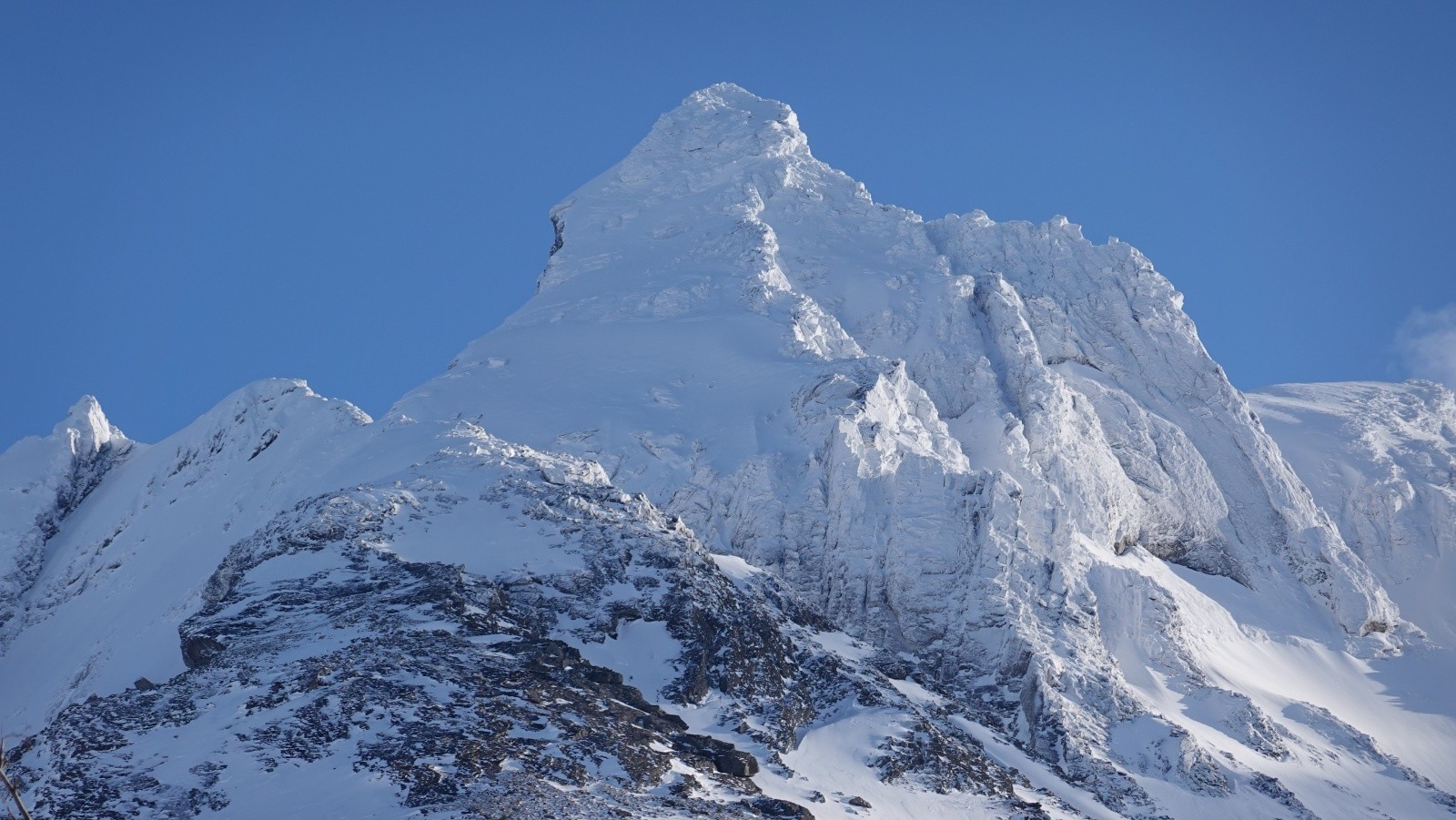 Panorama au téléobjectif sur le Store Venjetinden bien plâtré
