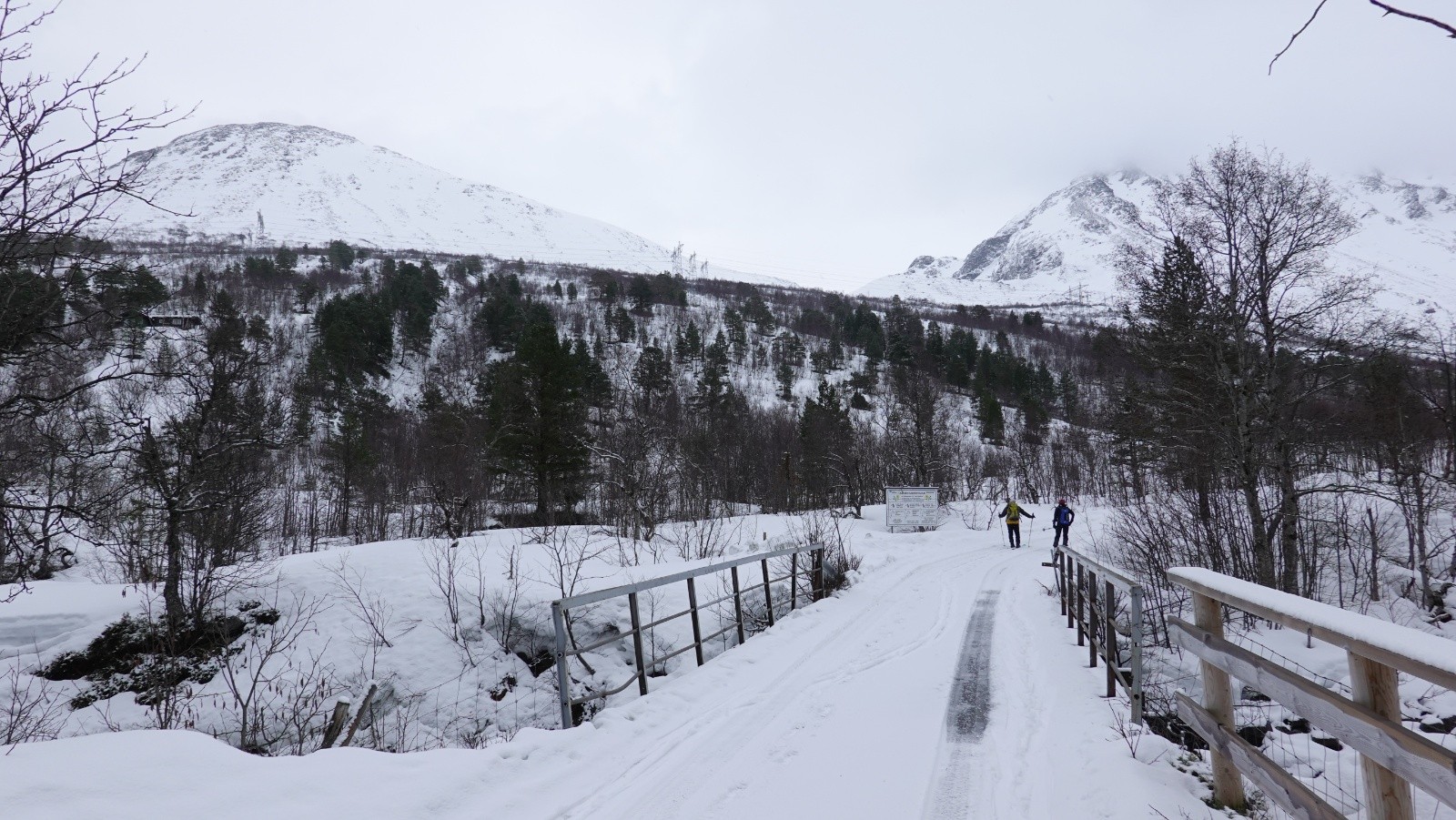 Au départ depuis le parking, le ciel est encore bien gris