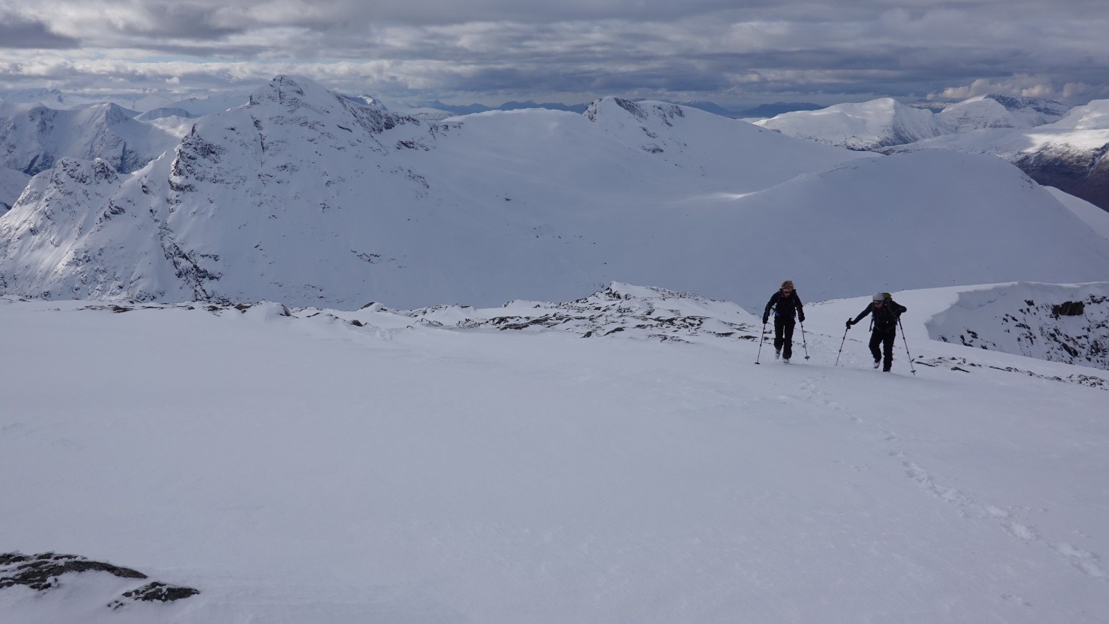 Arrivée au sommet, nous avons laissé les skis 15 mètres sous le sommet