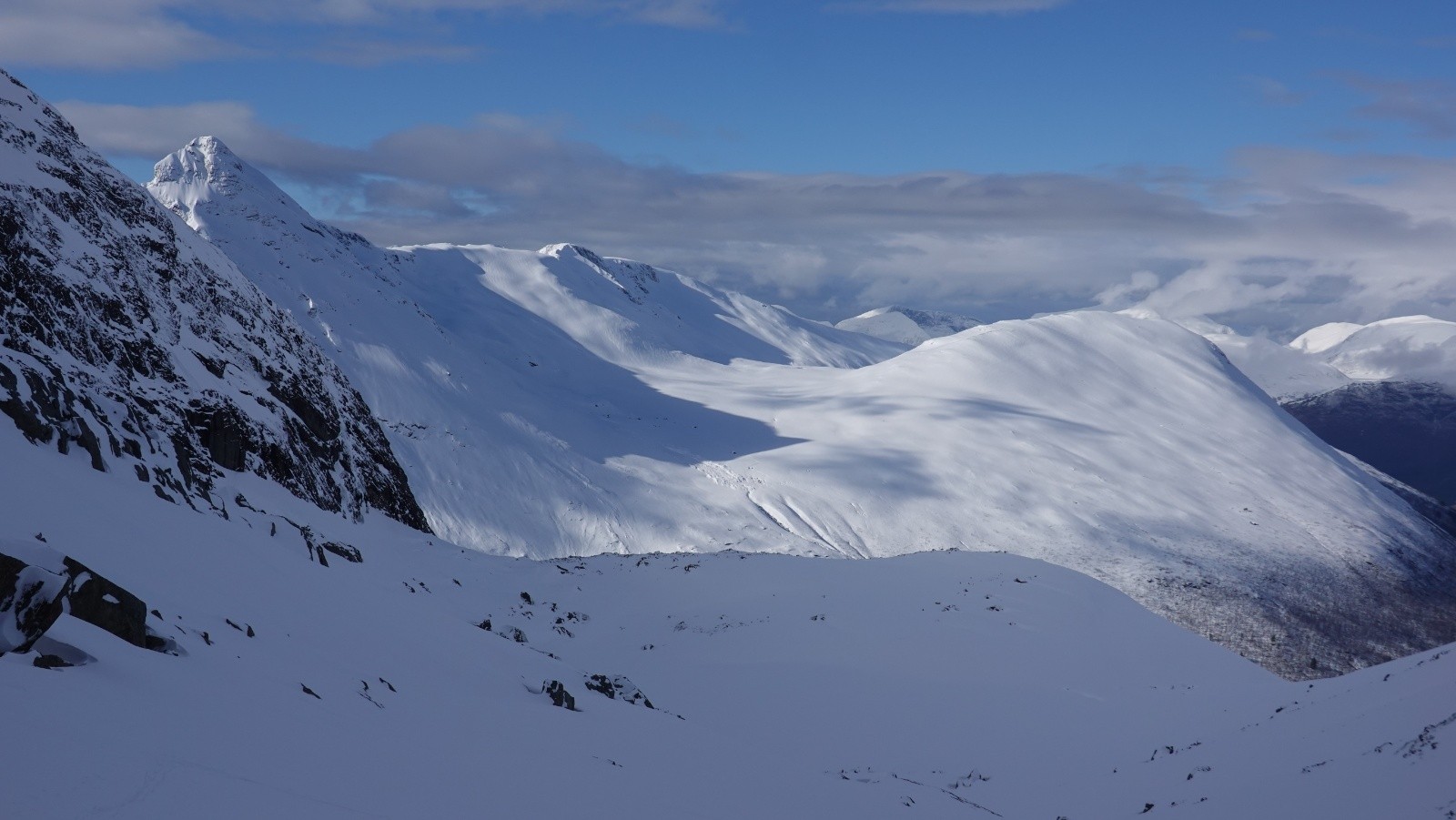 Le ciel commence à bien se dégager avec un panorama sur le Blanebba et le Storhesten