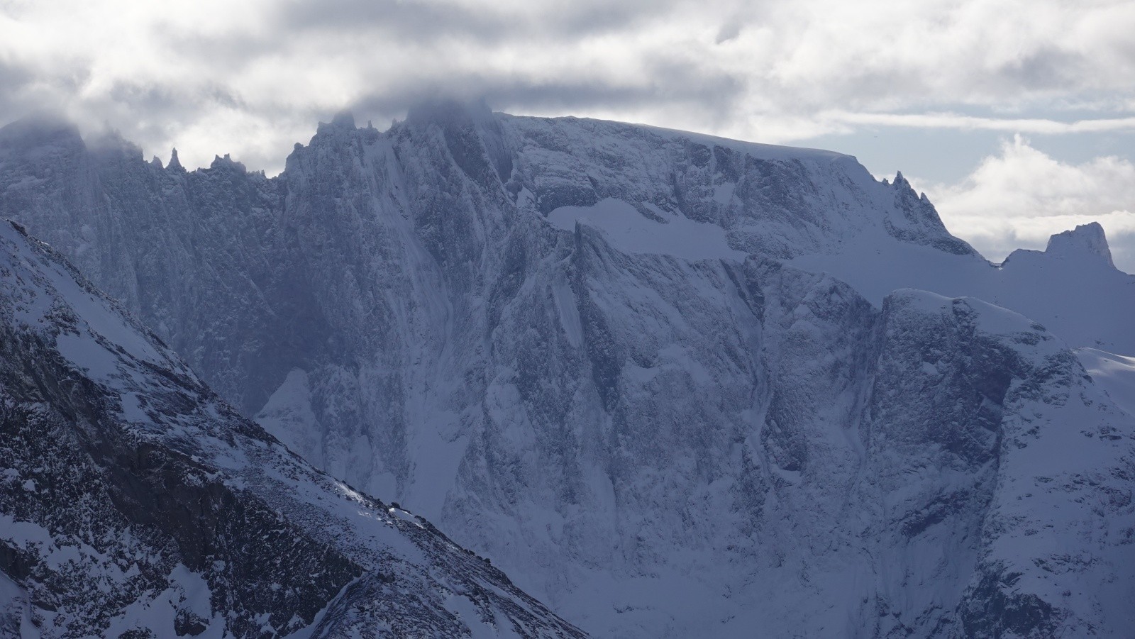Panorama au téléobjectif sur les Troll Tindan