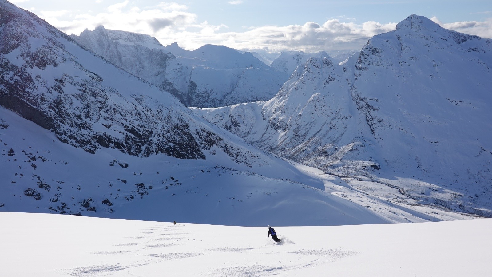 Ski face à la chaine des Troll et au Blanebba