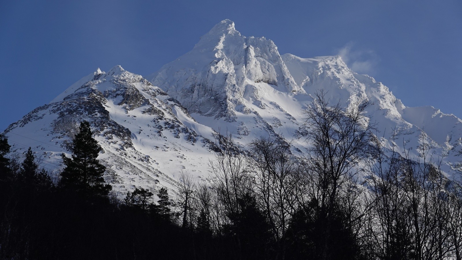 Le soleil illumine le sommet du Store Venjetinden&nbsp;