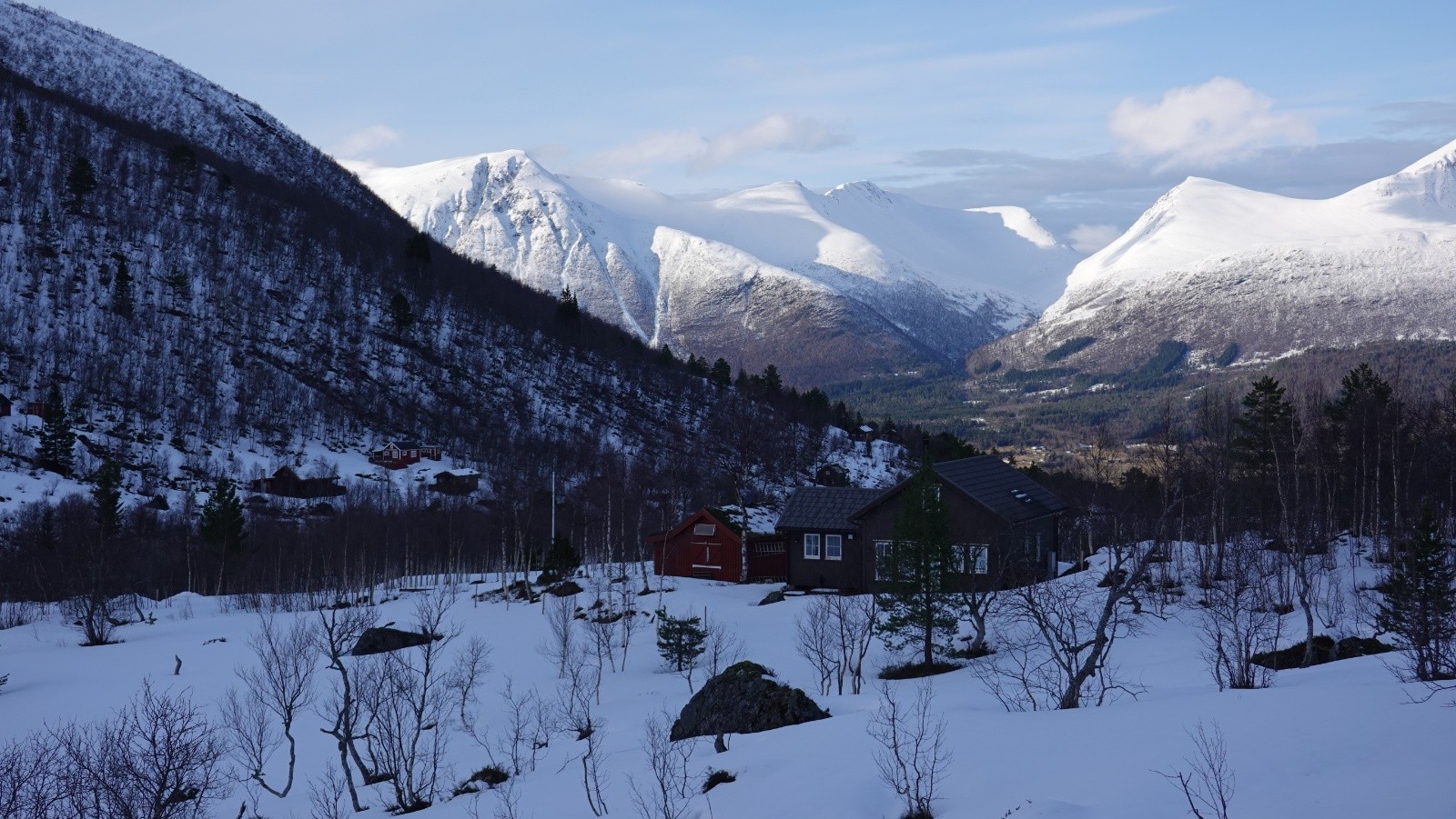 Panorama sur le Galtatind à gauche et le Skarven d'Isfjorden à droite