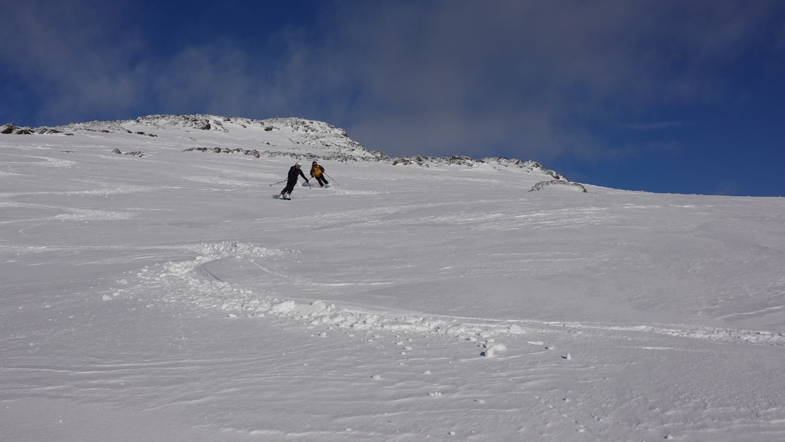 Très bonne neige sous le sommet
