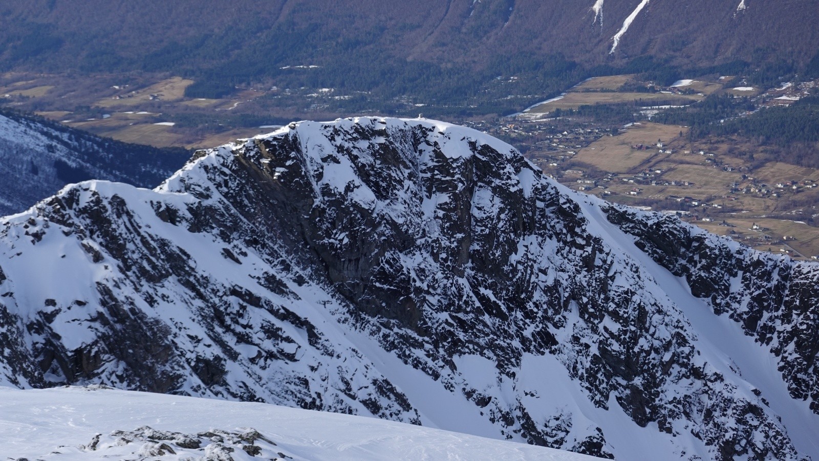 Le Guroskaret (1168m) pris au téléobjectif sur fond d'Isfjorden