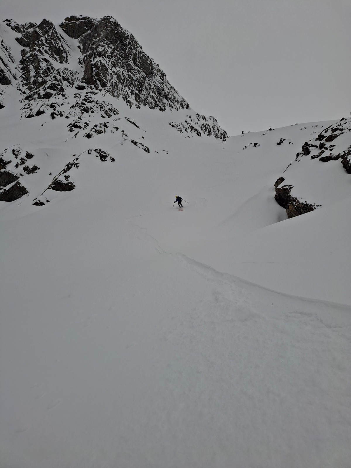 &nbsp;Dans la descente du col, un petit couloir.Côté Italien, c’est complètement bouché&nbsp;