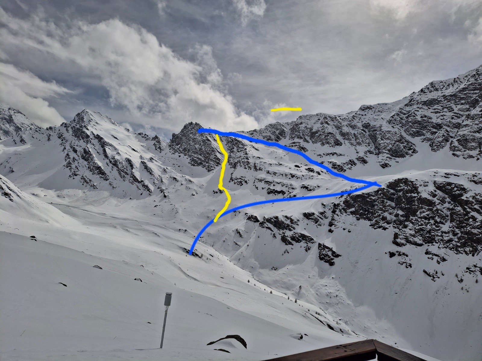 &nbsp;Roca del castello depuis la terrasse du refuge . En bleu la montée en rouge le couloir de descente&nbsp;A gauche la pointe Joanne