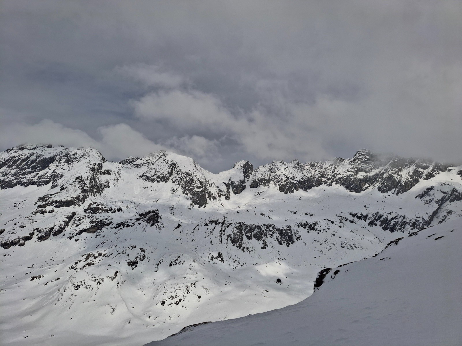 &nbsp;On devine le col du couloir du porc (drôle de nom) avec la pointe de Venise à gauche et la pointe d’Udine à droite