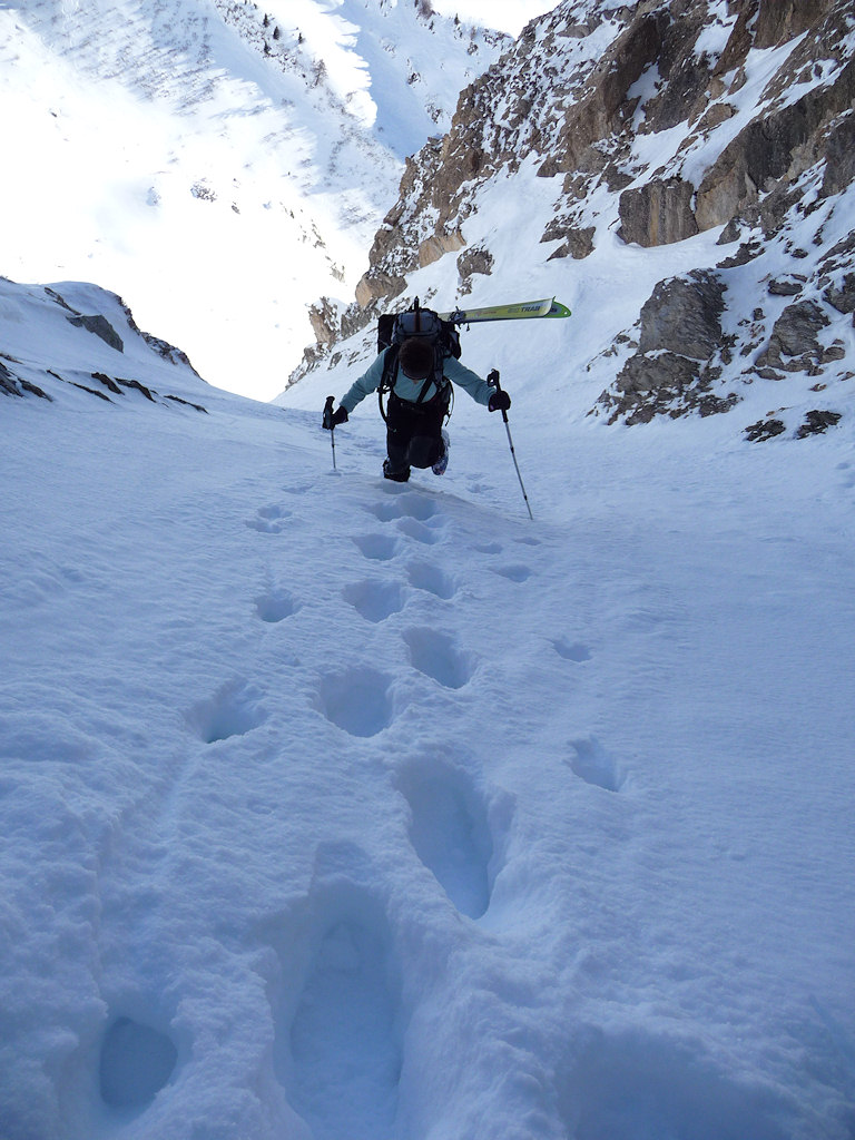 vers le haut du couloir : La pente se redresse un peu