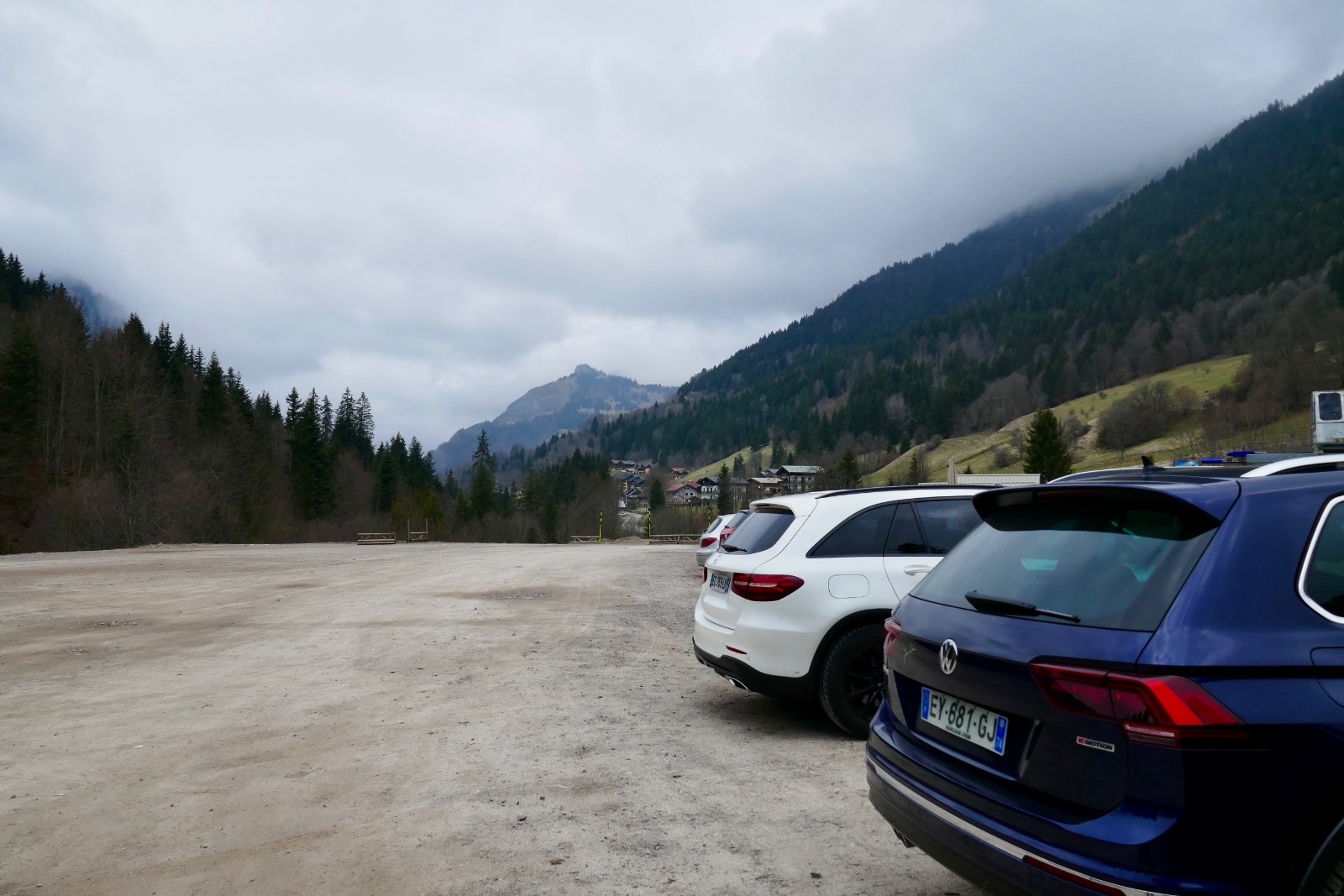 J'au croisé six skieurs sur la piste en descendant. Il reste de la place sur le parking...