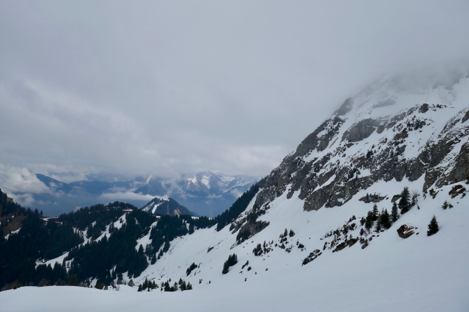 Arrêt au dernier Sapineau. Pas de vue sauf vers Tavaneuse.