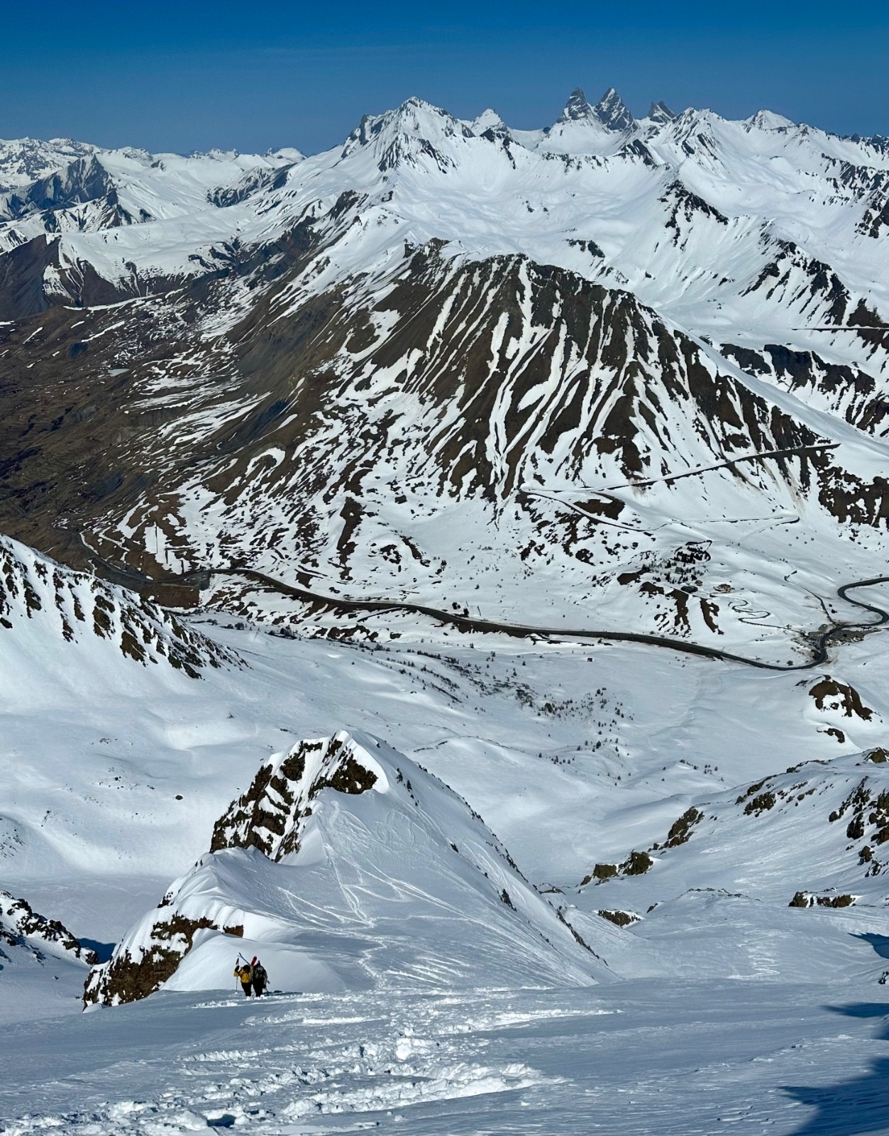 &nbsp;Les suivants en finissent avec la dernière pente sous le col 3096