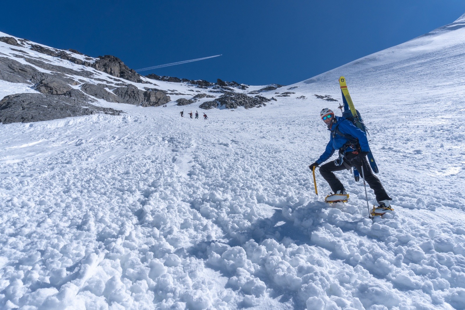 Dans la partie raide de la montée, on porte les skis