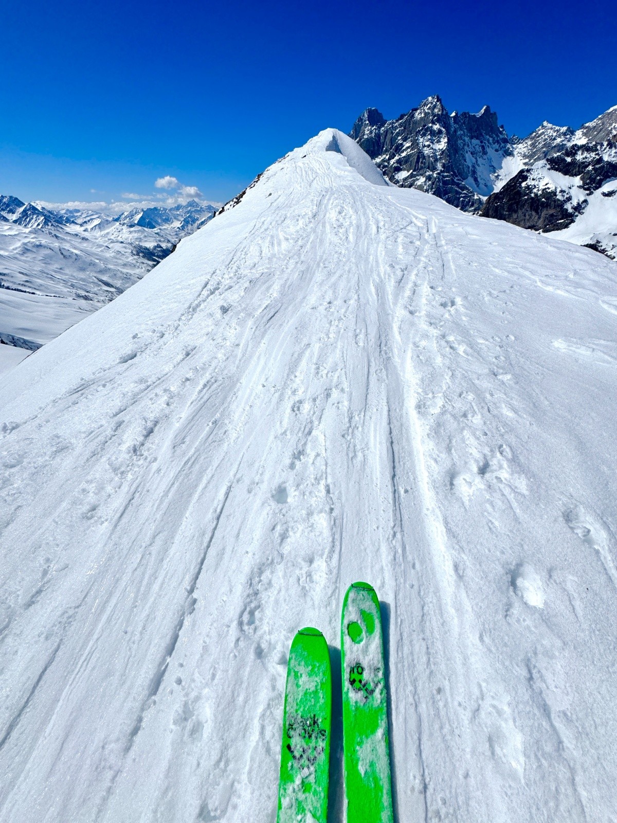 Sommet skis aux pieds