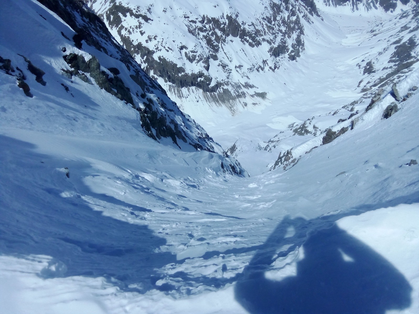 L'ombre donne l'échelle : c'est très étroit malgré l' impression&nbsp;