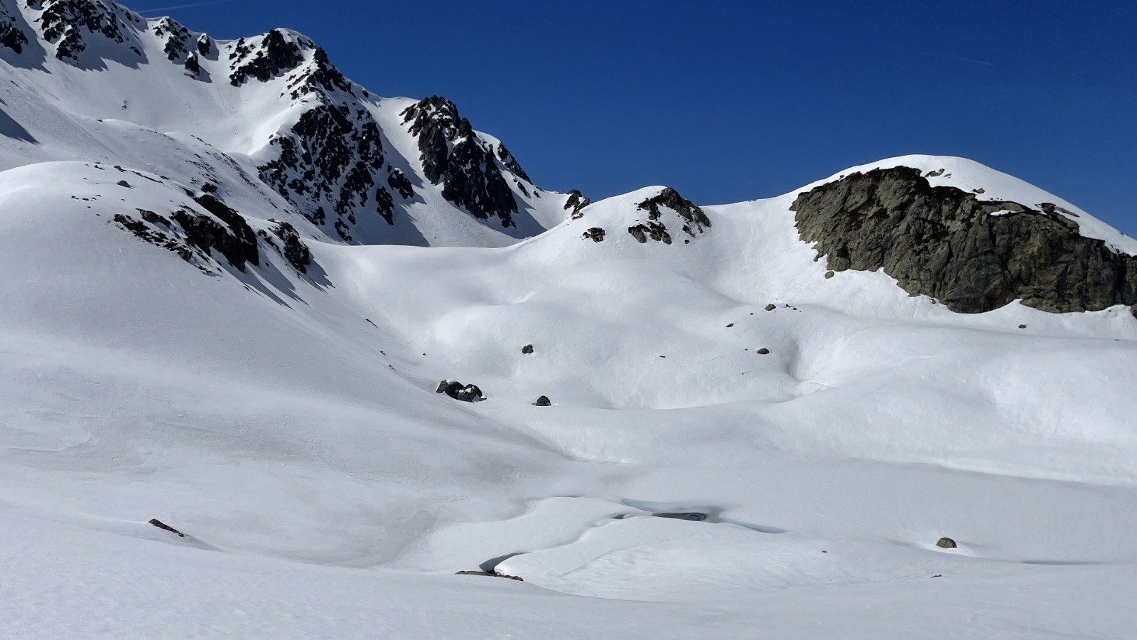 Promontoire 2204 au-dessus du Lac Blanc. Derrière : le Lac de la Folle 