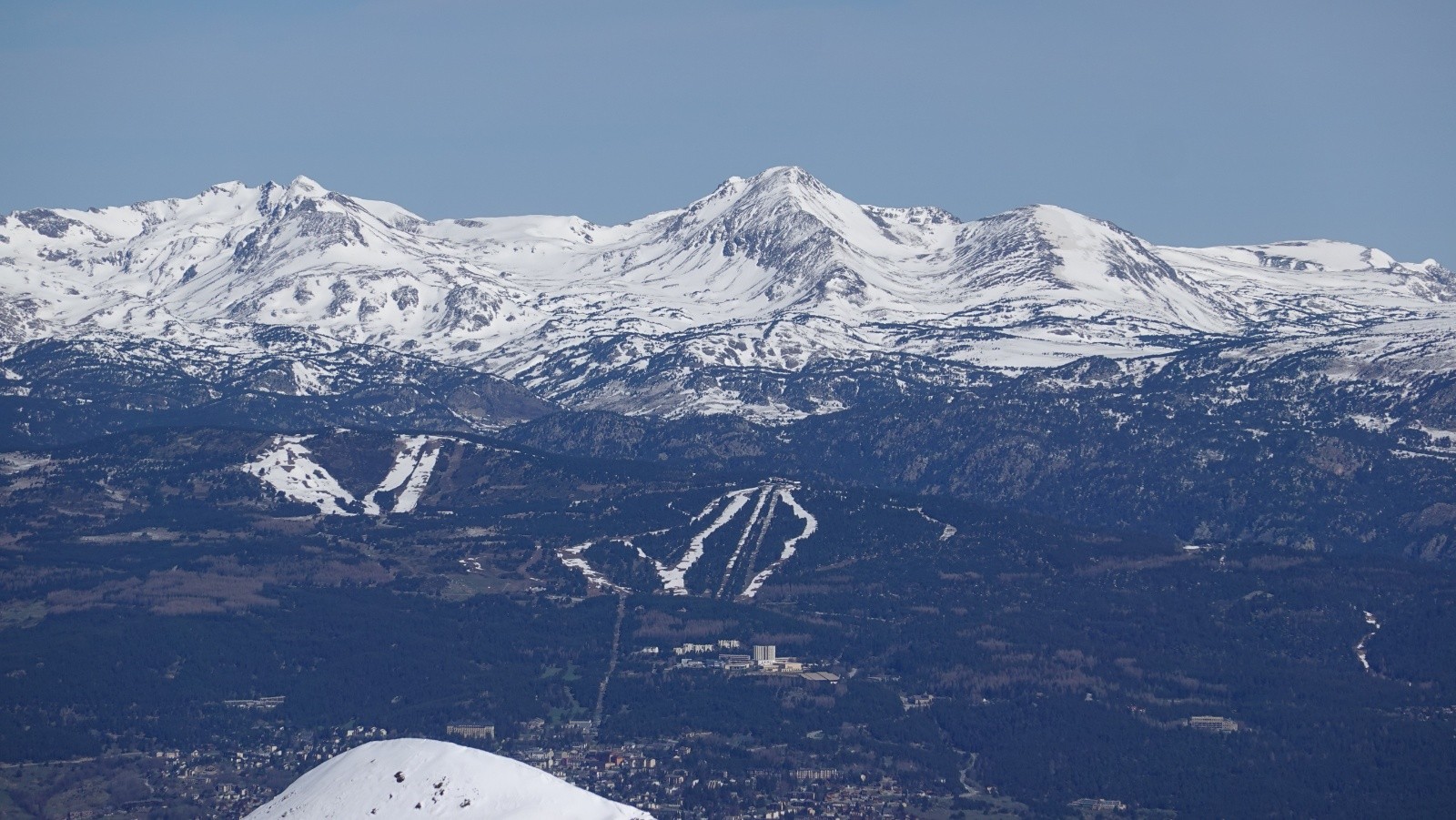#10 Panorama au téléobjectif sur les pics Péric et avec encore un peu de neige, les pistes de Font Romeu et Pyrénées 2000 et juste au-dessous, le Lycée climatique et CNEA de Font Romeu Panorama au téléobjectif sur les pics Péric et avec encore un peu de neige, les pistes de Font Romeu et Pyrénées 2000 et juste au-dessous, le Lycée climatique et CNEA de Font Romeu