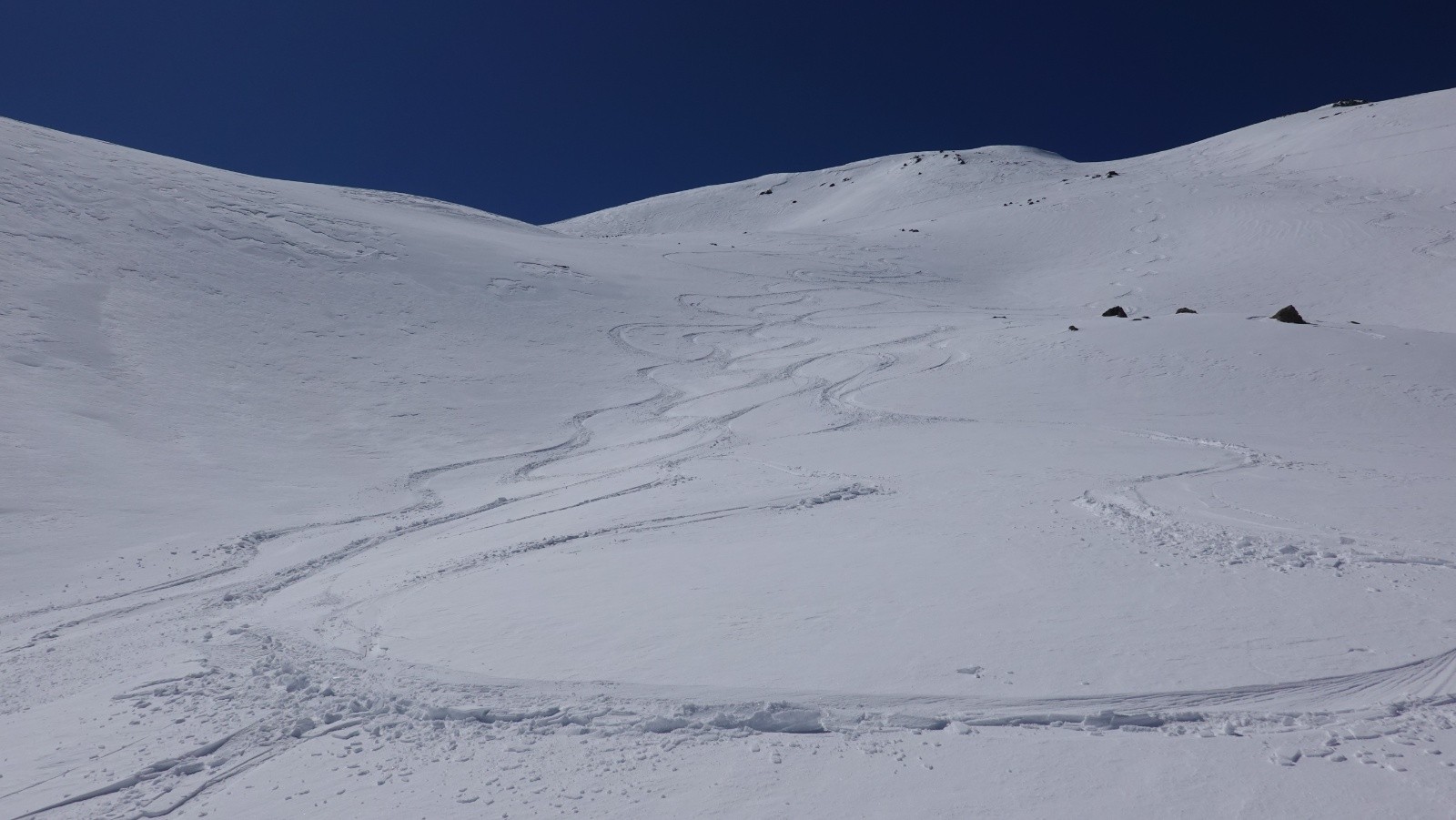 #18 Bonne poudreuse légèrement densifiée par le vent en versant Nord Bonne poudreuse légèrement densifiée par le vent en versant Nord