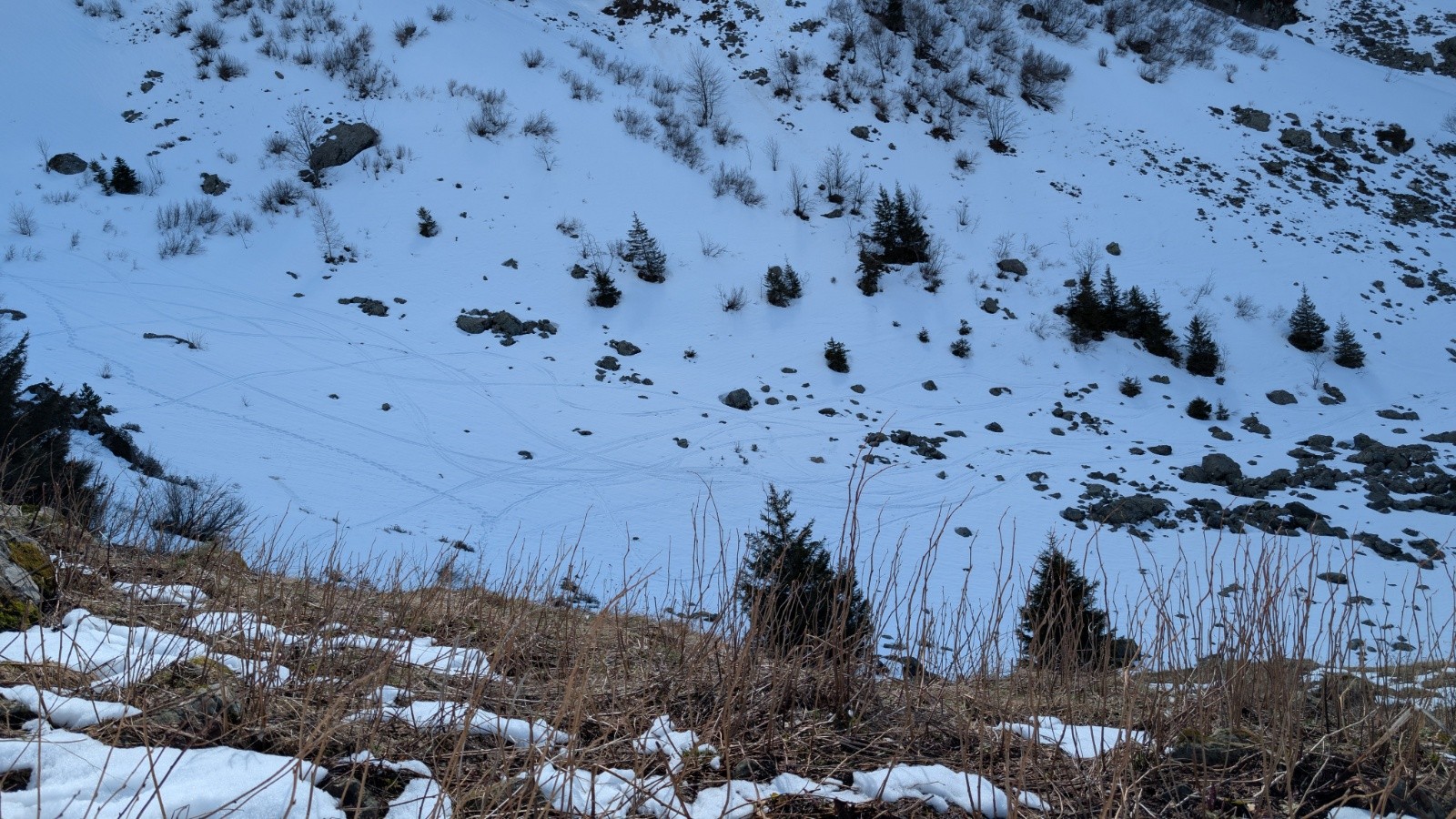 les traces de ceux qui ont pu redescendre à 1700m 